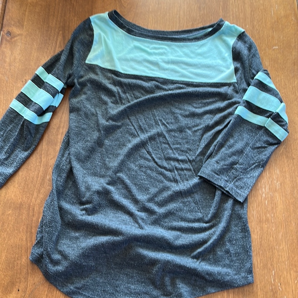 Junior girl sporty tee. 3/4 sleeve. Grey with teal accents.